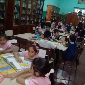 Visita de Nivel Inicial a la sala de Biblioteca