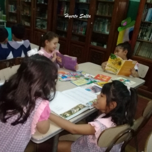 Visita de Nivel Inicial a la sala de Biblioteca